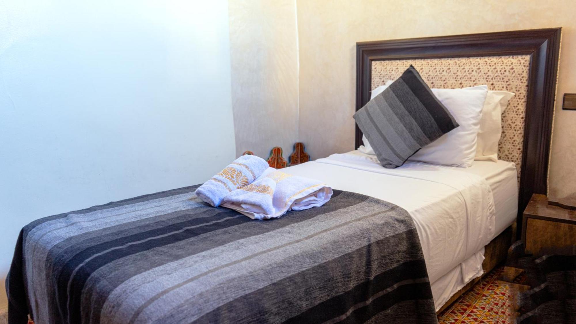 Riad Dar El Ouedghiri Фес Екстериор снимка